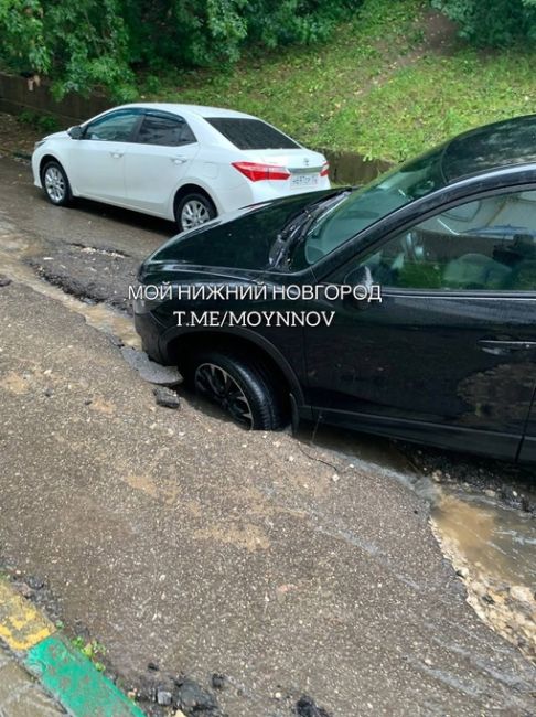 🗣На Пятигорской размыло асфальт и Mazda провалилась в..