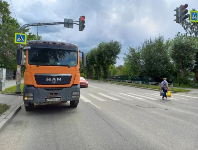 В Екатеринбурге грузовой самосвал сбил подростка на велосипеде.  ДТП произошло на улице Московская. Мальчик..