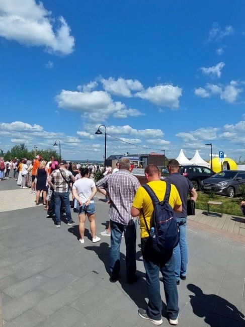 🚡 Традиционная пробка из людей на канатке не исчезает.  📸Елена Орленко
..