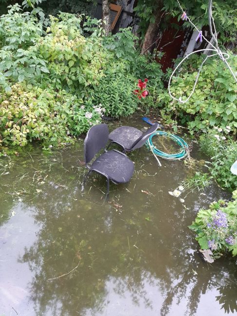 Улица Канавная в сормовском районе вся в воде. Вода уже в  подвалах...