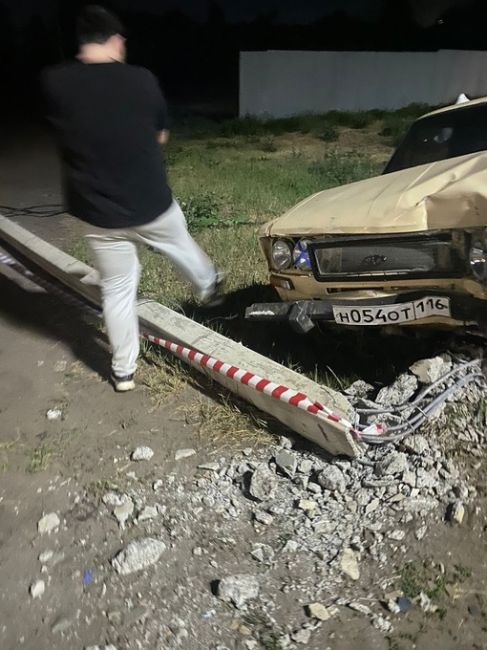 Улица братьев петряевых. 22:40 30.06.23
Снесли опору электропередачи. Была погоня с дпс. От медосвидетельствования..