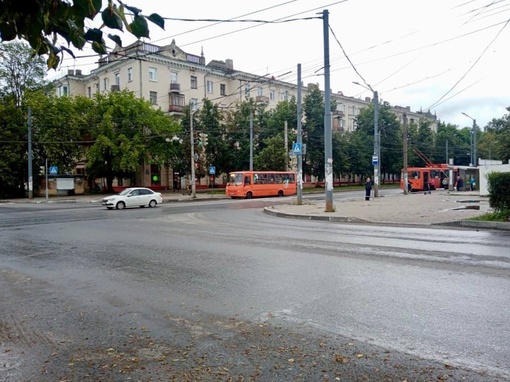 Дождь дал передышку и воду с некоторых улиц города успели откачать
..