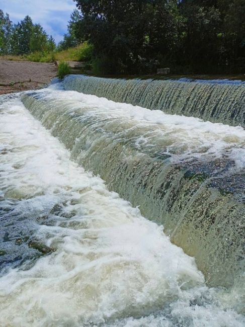 Не знаете чем занять себя сегодня?  Отправляемся на речку Кудьма, смотреть на водопад около Зеленого города
..