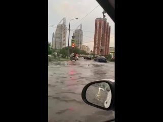 Москву затопило из-за сильных ливней 😱 
Посмотрите на эти кадры — в Москве настоящий потоп! Не известно,..