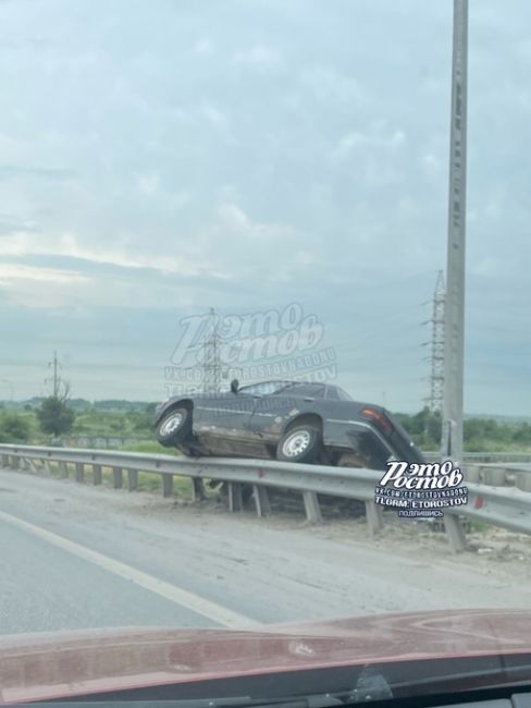 🚔⚠ На мосту Сиверса водитель залетел на отбойник. Подрезали или не смог определиться, куда повернуть,..