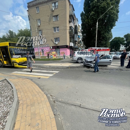 🚨🚑 ДТП с автобусом и легковушкой на площади Чкалова. Предварительно, пожилая женщина (водитель Опеля), не..