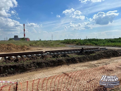 🚋 В Левенцовке уже можно увидеть первые рельсы под будущий трамвай. До конца года обещают 6,3 км трамвайных..