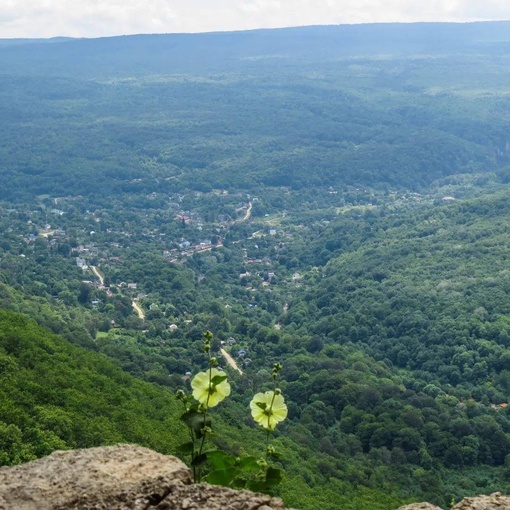 ⛰️Одна из самых популярных достопримечательностей находится в окрестностях поселка Мезмай, в скальном..