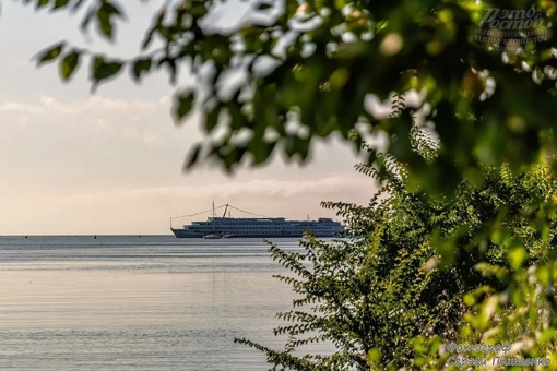 🛳 В Таганроге к новому плавучему причалу на морском вокзале прибыл первый круизный теплоход «Константин..