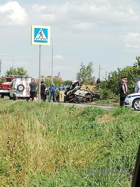 В селе Пешково произошло смертельное ДТП 
Очевидцы пишут, что от КамАЗа оторвался прицеп, после он вылетел..