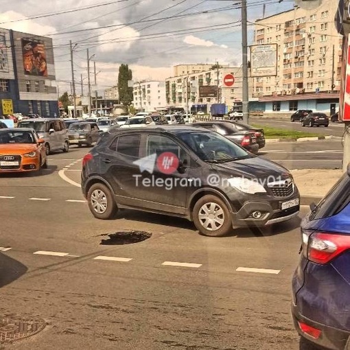 🗣️ На Сормовском повороте опять провал по полосе — одна машина уже пробила колесо на вылет.  Будьте..