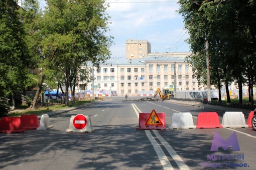 🗣️ Посмотрите, как эти экскаваторы нещадно роют асфальт на Свободе. Исторический момент — площадь, которую..