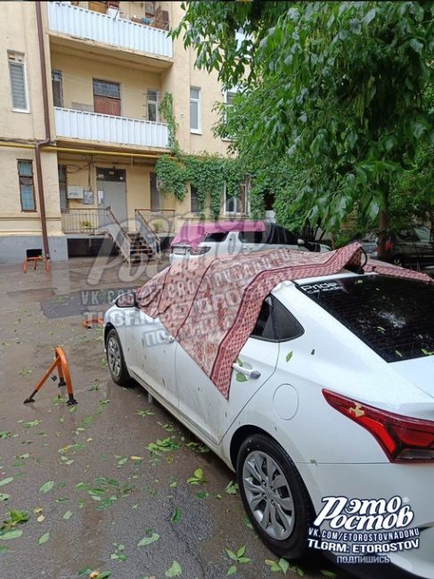 Социалистической досталось: во дворе упала ветка, а на балконе градом набило полный ящик. 🌧  ⚡ Подпишись на..