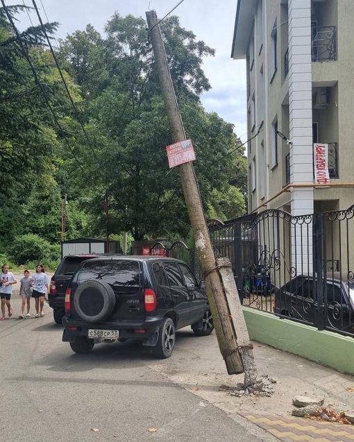 ⚡️Жители одной из улиц в Сочи опасаются за свою жизнь  На ул. Кутаисской 1, столб пережил аварию, но получил..