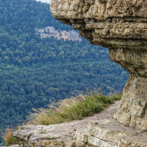 ⛰️Одна из самых популярных достопримечательностей находится в окрестностях поселка Мезмай, в скальном..