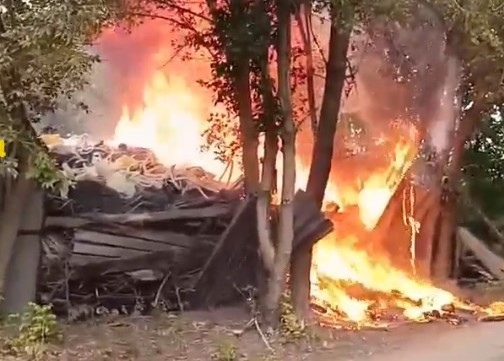 В Кировском районе Самары 26 августа тушат крупный пожар  Есть ли угроза распространения огня?  В Самаре..