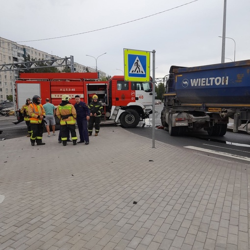 Пожарная машина на полной скорости врезалась в грузовик 
Причиной тому стала Kia Spectra, которая по..