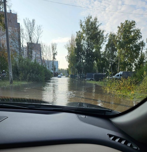 Сегодня продолжается начавшаяся ночью работа по откачке воды с улицы Дмитрия Неаполитанова, сообщают в..