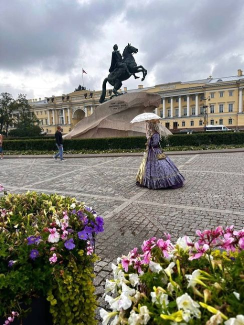 Яркие краски Питера средь пасмурного..