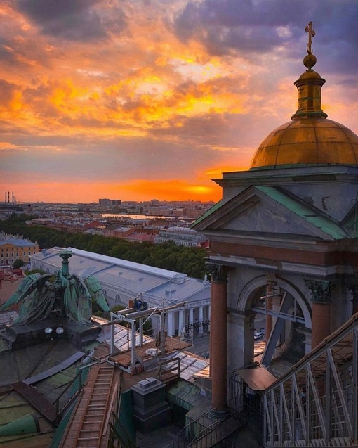 Невероятной красоты закат в Петербурге ✨  Вид с колоннады Исаакиевского собора..