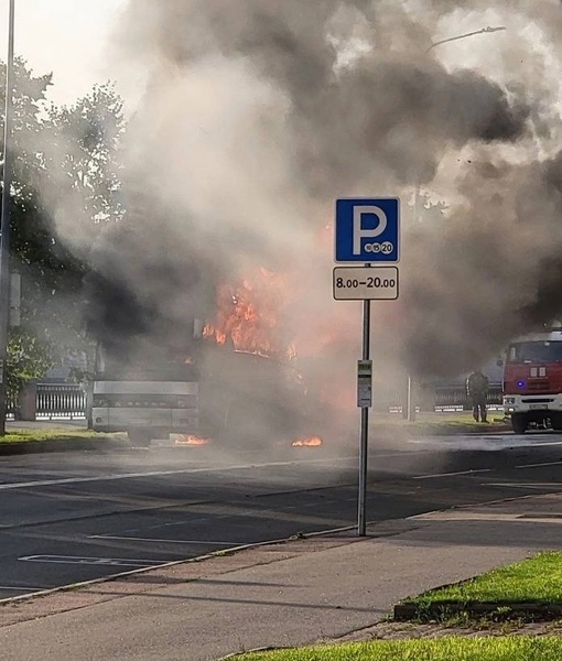 На Аптекарской набережной сгорел туристический автобус.  Пострадавших..