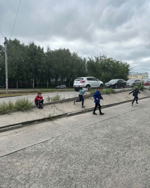 В Горском микрорайоне Новосибирска группа детей донимает местных жителей.  В Горском микрорайоне..