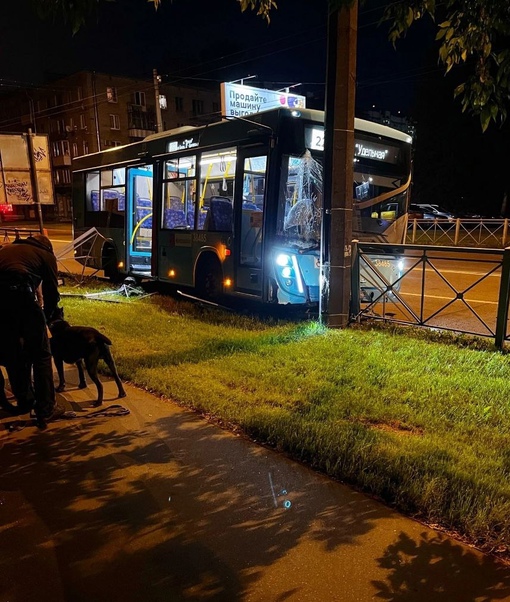 Ночью лазурный автобус вписался в столб  ДТП произошло после полуночи на Кондратьевском проспекте. На..