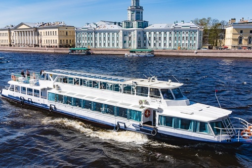 Этим летом в Санкт-Петербурге прогулка на кораблике по рекам, каналам и Финскому заливу доступна со скидкой..