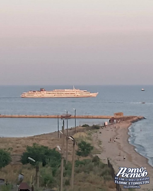 🛳 Вот такие круизные лайнеры теперь можно увидеть в Таганрогском заливе. Местные пока не привыкли к таким..