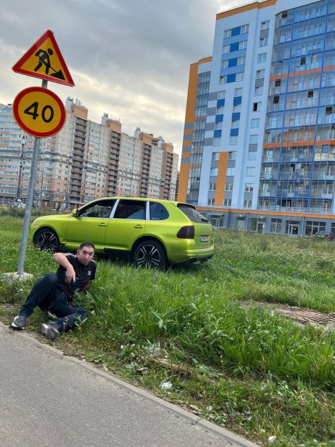 В Мурино автохам прокатил на капоте «Кайена» принципиального пешехода  Вызывающее ДТП произошло воскресным..