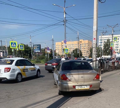 Горожанин жалуется на большое количество таксистов на Привокзальной площади.  «Почему незаконные стоянки..