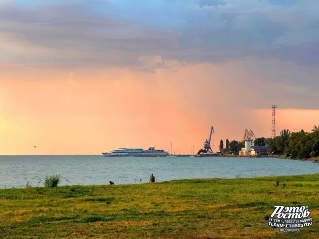 🛳 Вот такие круизные лайнеры теперь можно увидеть в Таганрогском заливе. Местные пока не привыкли к таким..