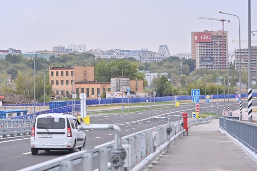 Через затое Новинки на ЗИЛе открыли автомобильный мост.  Длина моста 416 метпов, его строили больше 2-х лет...