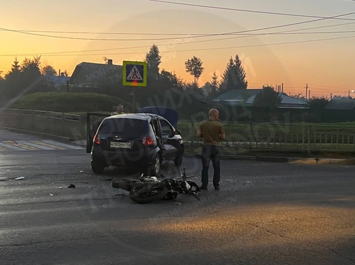 На улице Гайдара сбили подростка на питбайке. Пострадавшего увезли на скорой.  ..