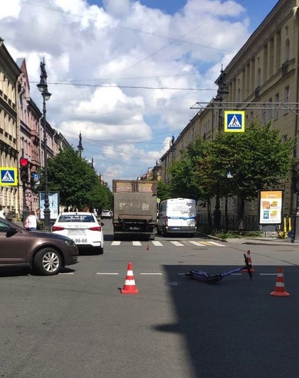 Девушка на электросамокате попала под грузовик в центре Петербурга  ДТП произошло сегодня утром на..