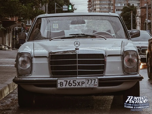 🚘 Старичок Mercedes W114 на ростовских улицах. 
Это первая по-настоящему массовая серия легковых автомобилей..