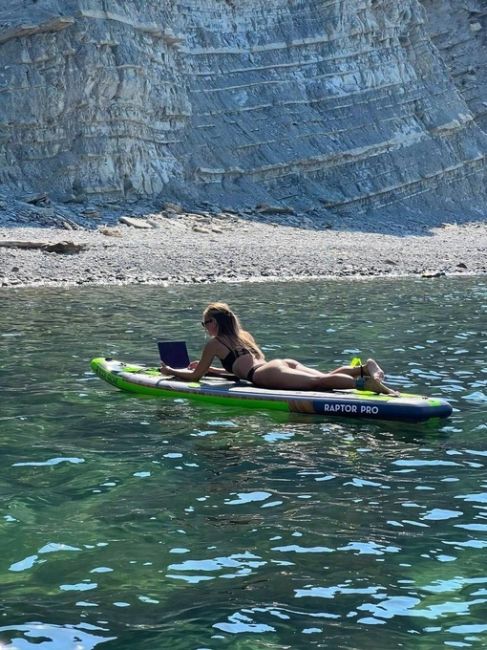 ...когда приехал на отдых а работа не отпускает 👩‍💻🌊  фото..