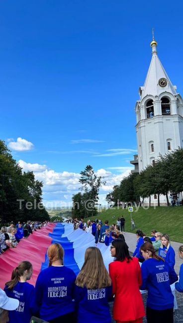 🇷🇺С Днем Государственного флага РФ!  В честь праздника в Нижнем развернули триколор площадью 1500 м² у..