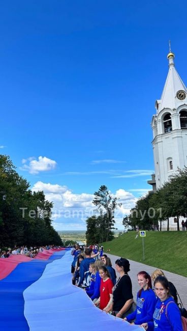 🇷🇺С Днем Государственного флага РФ!  В честь праздника в Нижнем развернули триколор площадью 1500 м² у..