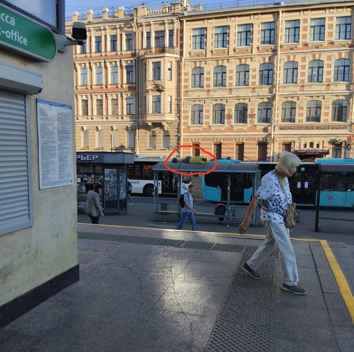 В ожидании автобуса на Среднем проспекте..