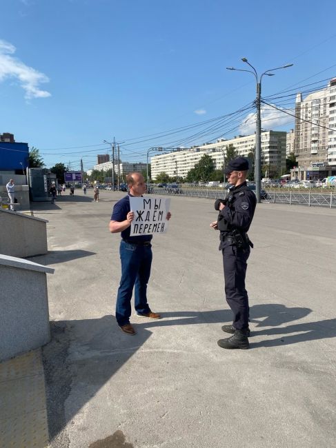 Возле «Пионерской» одинокий пикетчик ждал перемен, но в итоге дождался..