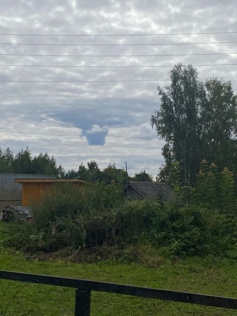 🗣️ Вот такую облачную воронку заметили люди сегодня утром над Южным..