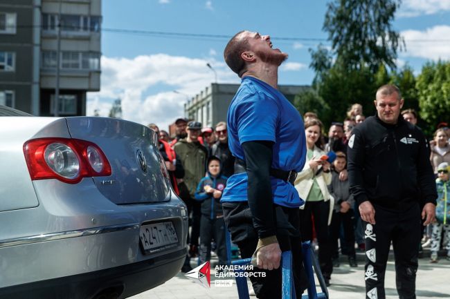 Cилачи со всей страны соберутся в Екатеринбурге для настоящего силового экстрима в рамках RCC FEST 
Около..