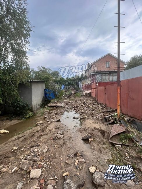 😨⚠️ Последствия прорыва трубы в Александровке (Путевая). Дорогу и дома смыло, деревья..