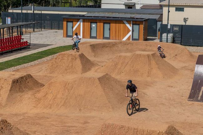 🚴‍♂ В «Яузе» вдоль Северодвинской улицы откроют дерт-парк для катания на BMX и горных велосипедах. 
..