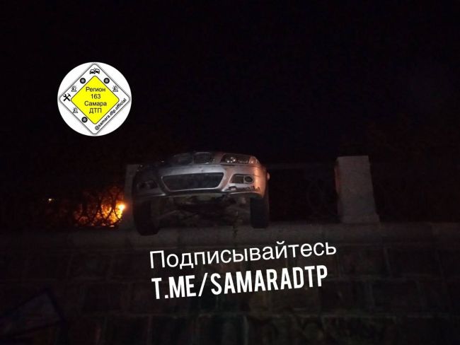 «Купание железного коня»: в Самаре BMW завис над пляжем, пробив ограждение набережной  Как автомобиль..