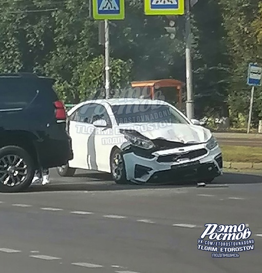 🚨 ДТП возле ТЦ "Парк": Киа влетела в Крузак, который поворачивал. У Киа отвалился бампер, помят капот...