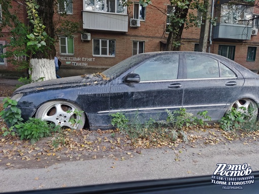 Брошенный красавец W220 на Новаторов. Уже травой вокруг начал зарастать , так как стоит несколько..