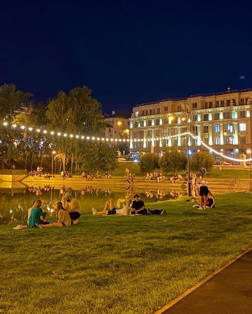 Вечерняя атмосфера в парке Черное озеро🌃 Казанцы не хотят отпускать лето..