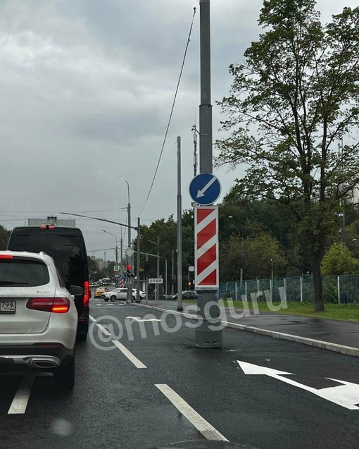 В Чертаново столб расположился прямо на..